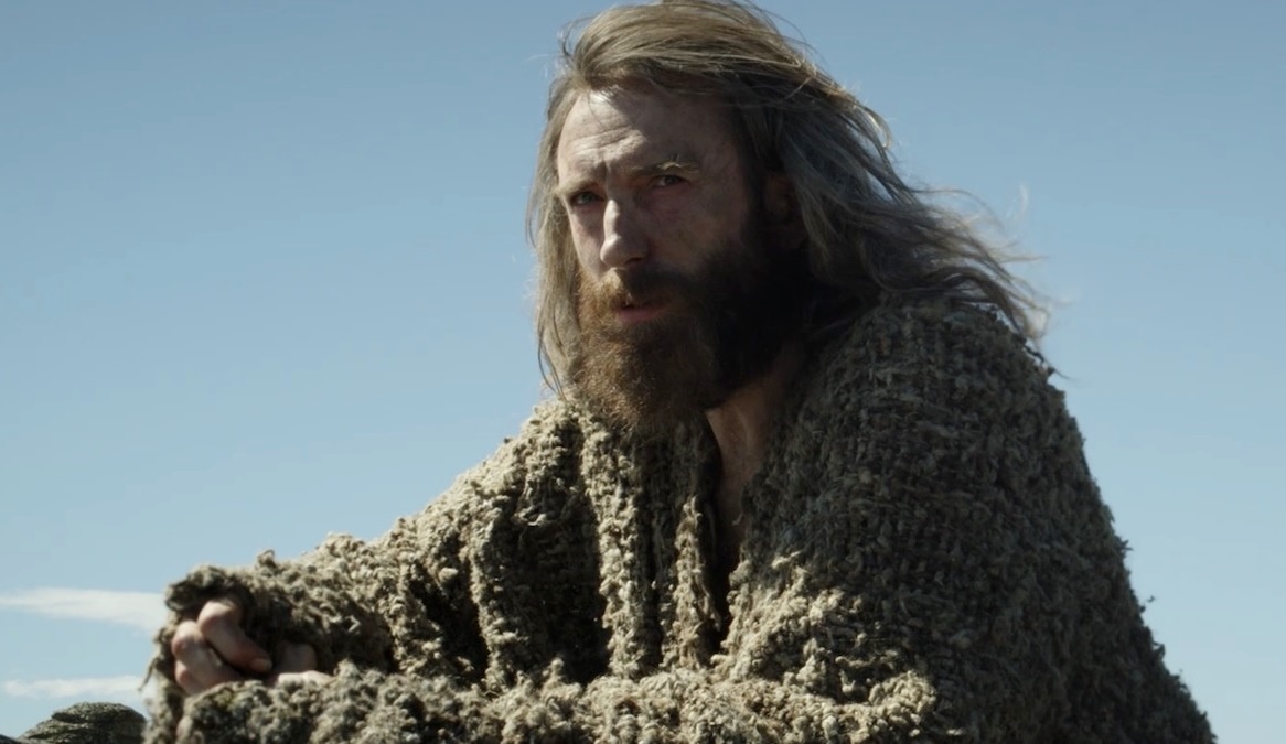O ator Daniel Weyman como o personagem O Estranho em 'O Senhor dos Anéis: Os Anéis do Poder'