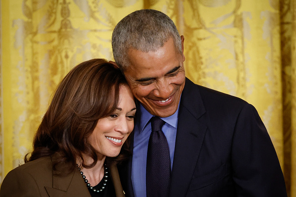 A candidata democrata, Kamala Harris, e o ex-presidente Barack Obama durante evento na Casa Branca. 05/04/2022
