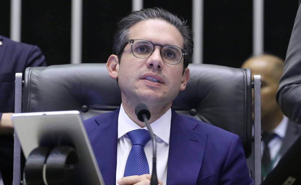 Em aceno a Lula, Motta decide votar urgência de reforma do IR nesta quinta