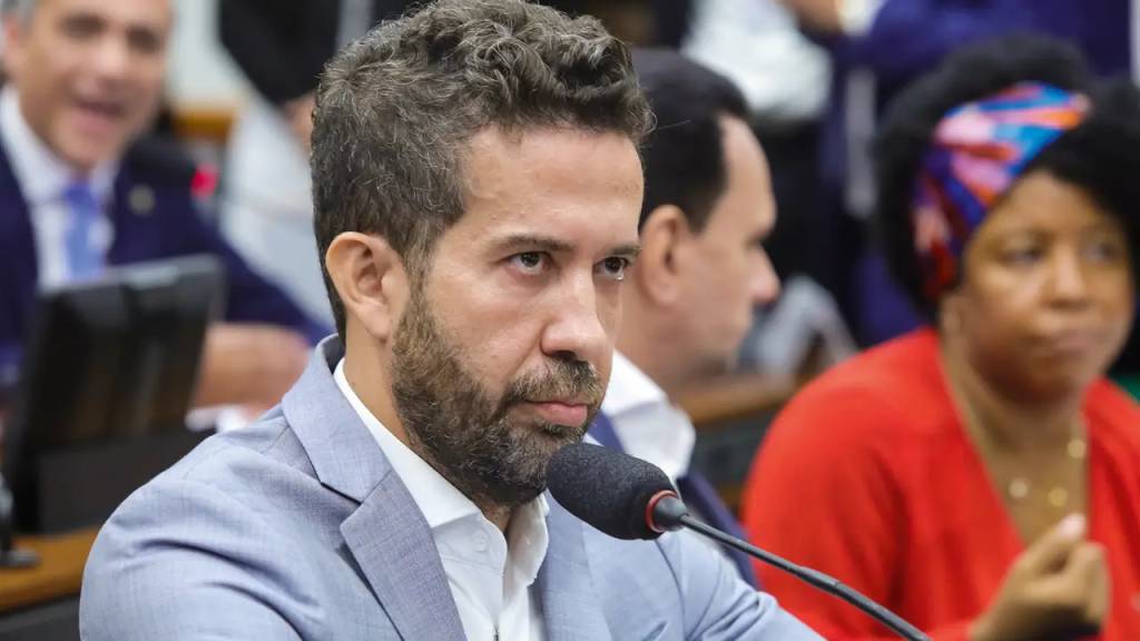 Assessor de Janones é exonerado por invadir programa de TV ao vivo e xingar