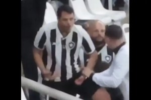 Torcedor do Botafogo flagrado fazendo gestos racistas em direção à torcida do Palmeiras: demitido pela prefeitura de Maricá e banido do Estádio Nilton Santos