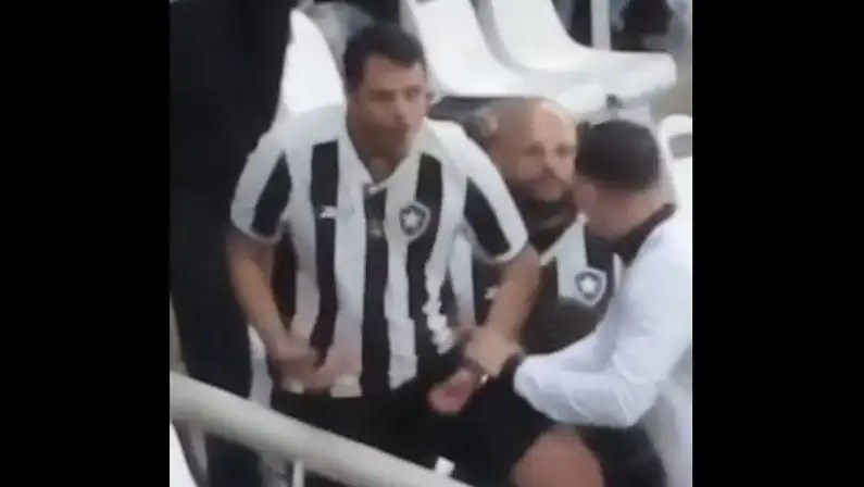 Torcedor do Botafogo flagrado fazendo gestos racistas em direção à torcida do Palmeiras: demitido pela prefeitura de Maricá e banido do Estádio Nilton Santos