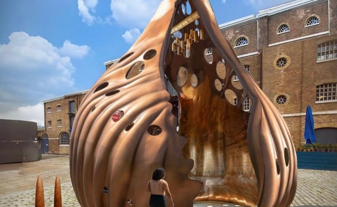 Ilustração artística do monumento "The Wake" de Khaleb Brooks, projetado para ser o primeiro memorial às vítimas da escravidão transatlântica em Londres.