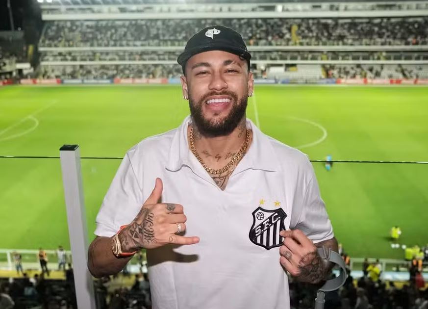 Modelo que afirma ter tido relações com Neymar é acusada de vender perfumes falsos