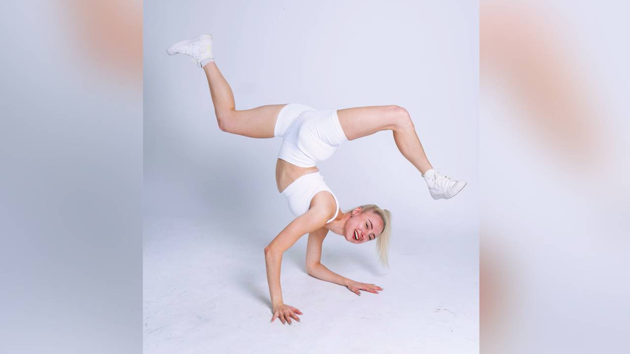 DEMANDA - Aulas virtuais: a bailarina Renata Schneider tem 700 alunos em grupo on-line