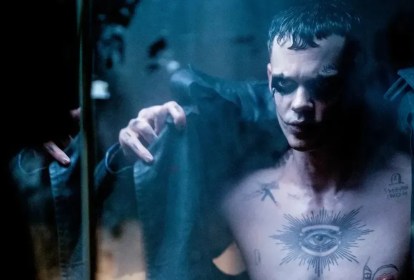 Bill Skarsgård como Eric Draven no filme "O Corvo"