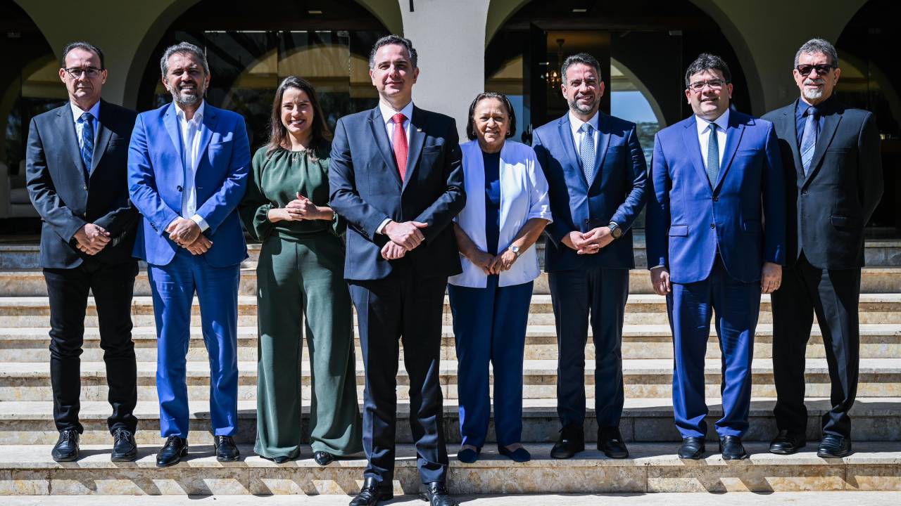 Rodrigo Pacheco (ao centro) recebe governadores e representantes de estados do Nordeste