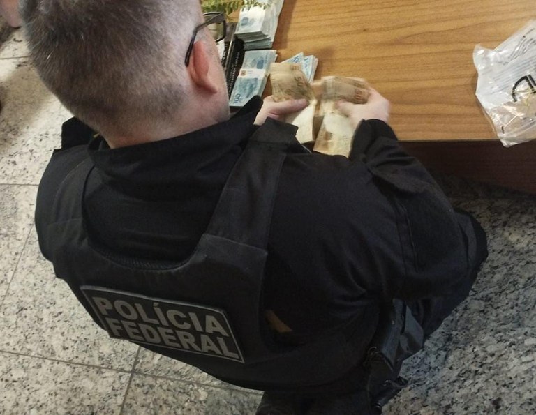 Agente da PF conta dinheiro apreendido em operação contra suposto esquema de venda de sentenças no TJMA
