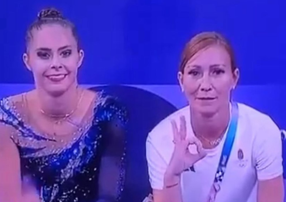 A treinadora acusada de fazer gesto supremacista nos Jogos Olímpicos