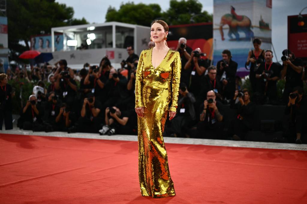 ITALY-CINEMA-VENICE-FILM-FESTIVAL-MOSTRA Brilhante: Juliane Moore de Bottega Veneta
