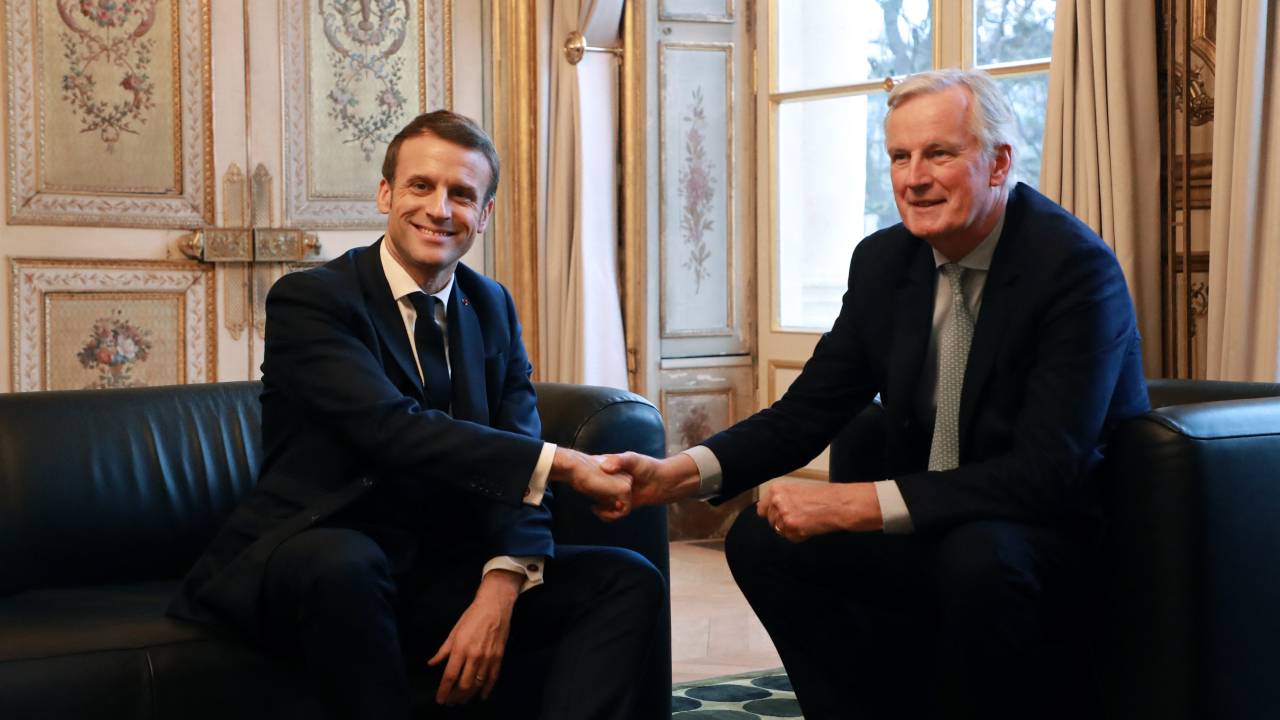 (FILES) French president Emmanuel Macron (L) poses with European Commission Chief Negociator Michel Barnier prior to their meeting at the Elysee palace in Paris, on January 31, 2020, a few hours before Britain officially leaves the European Union. Michel Barnier was named as France's new prime minister, the Elysee palace announced on September 5, 2024, almost two months after legislative elections left the country in political deadlock. (Photo by Ludovic MARIN / AFP)