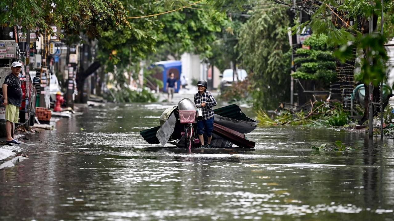 Rua inundada após a passagem do Tufão Yagi na cidade de Hai Phong, no Vietnã. 08/09/2024