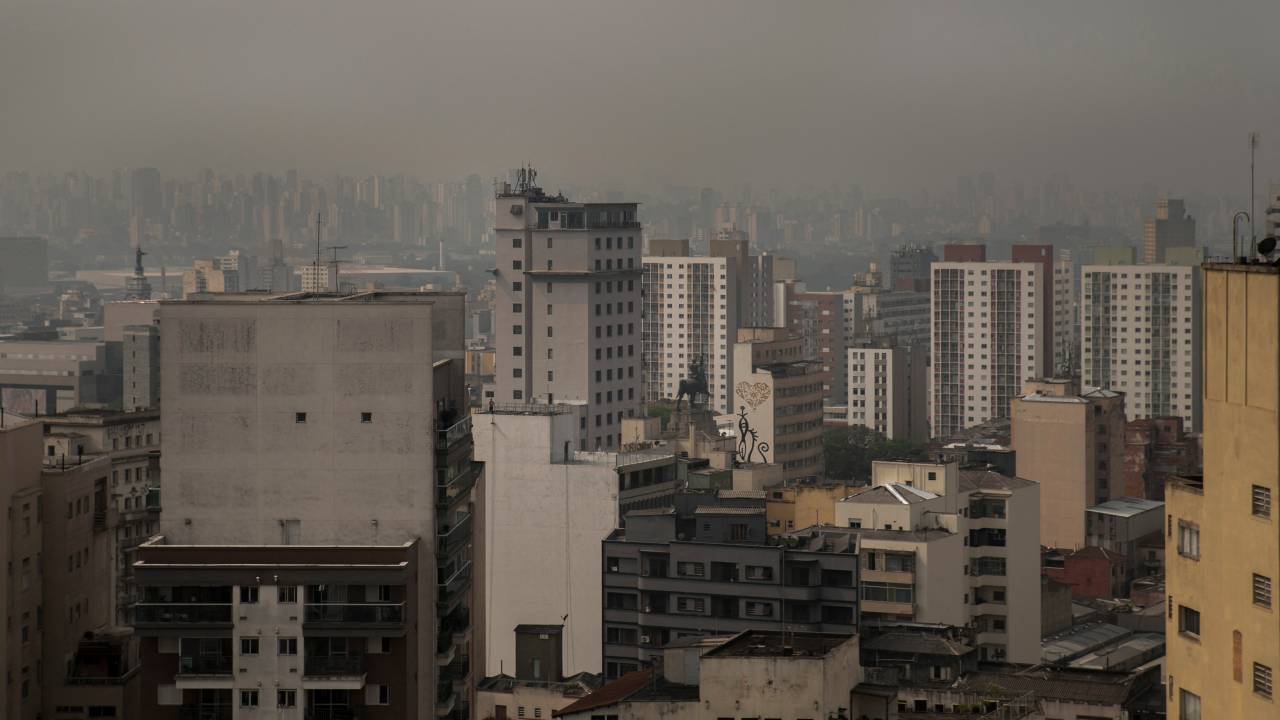 Fumaça de queimadas encobre a cidade de São Paulo