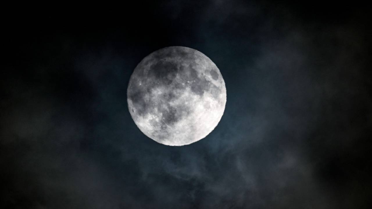 Lua cheia no céu de Xangai (17/09/2024)