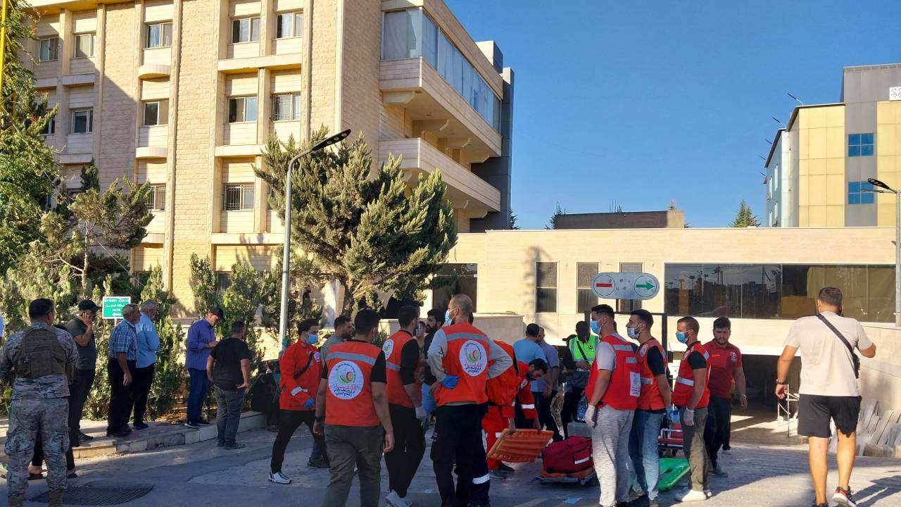 Feridos chegando à um hospital na cidade de Baalbeck, no Líbano, após explosão de pagers utilizados por membros do Hezbollah. 17/09/2024