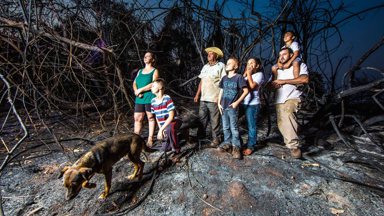 DESOLAÇÃO - O agricultor Barbosa e sua família, na propriedade calcinada no interior de São Paulo: “A seca destruiu tudo”