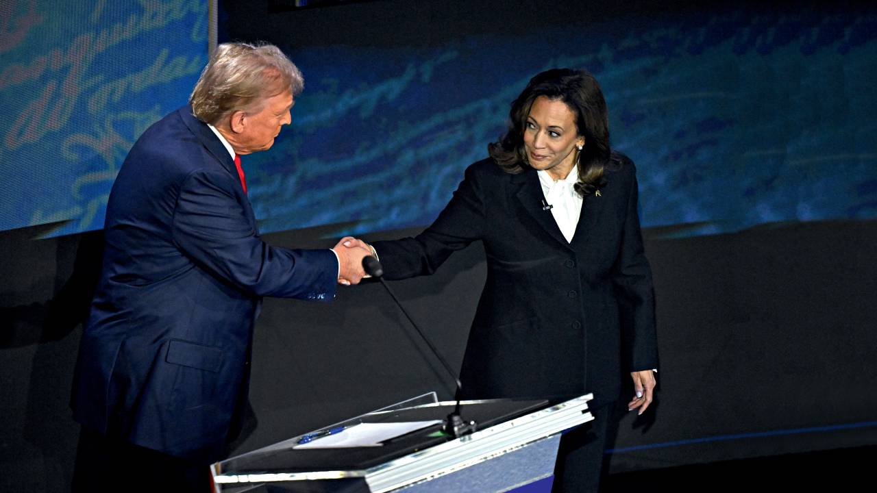 NA OFENSIVA - De mãos dadas: Harris subiu ao palco, foi a Trump, apresentou-se, e ele não teve como escapar