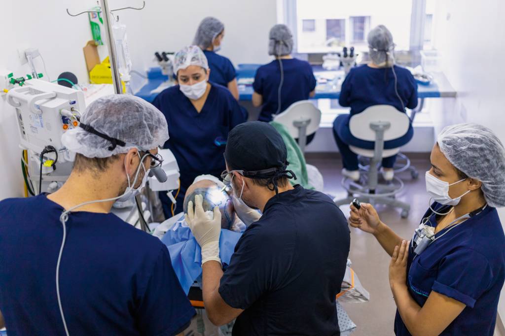 2—CIRURGIA-SMART-07032314.jpg EVOLUÇÃO - Transplante capilar: resultados melhores com recursos high-tech