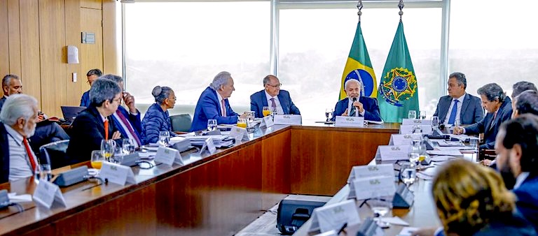 Lula se enredou na política ambiental: reprovação avança e chega a 43%