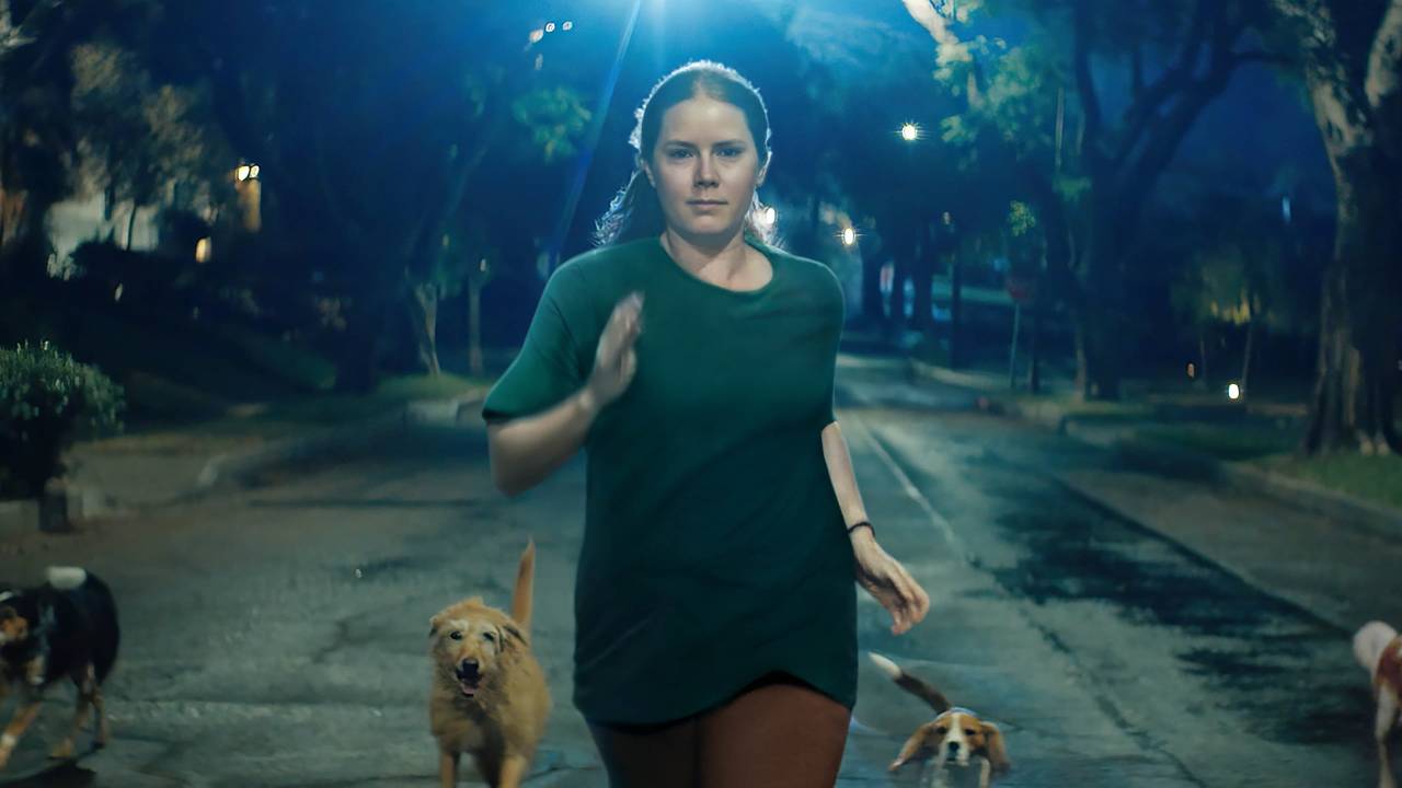 Amy Adams leva a expressão "mulheres que correm com os lobos" ao pé da letra em novo filme