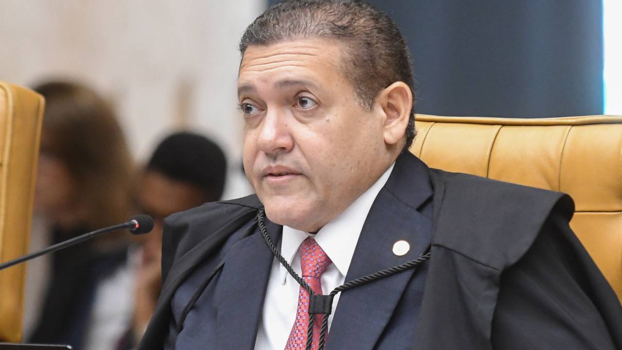 Ministro Nunes Marques participa da sessão plenária.