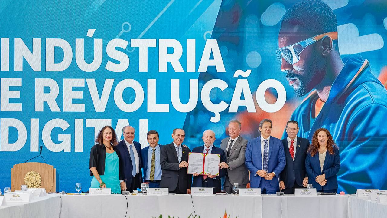 Lula, Alckmin, ministros e parlamentares exibem a lei sancionada para fomentar investimentos em tecnologia, especialmente em semicondutores