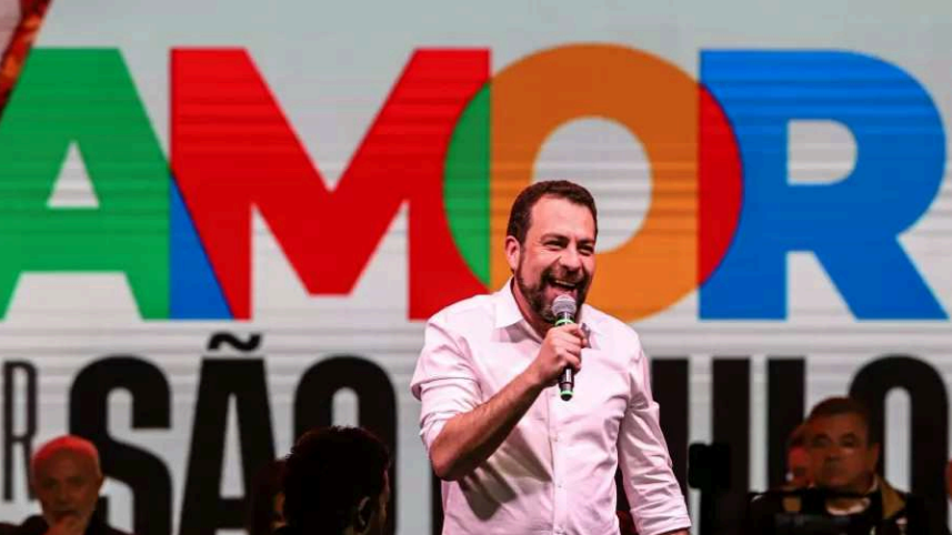 Guilherme Boulos vota no segundo turno, acompanhado da vice e ministros