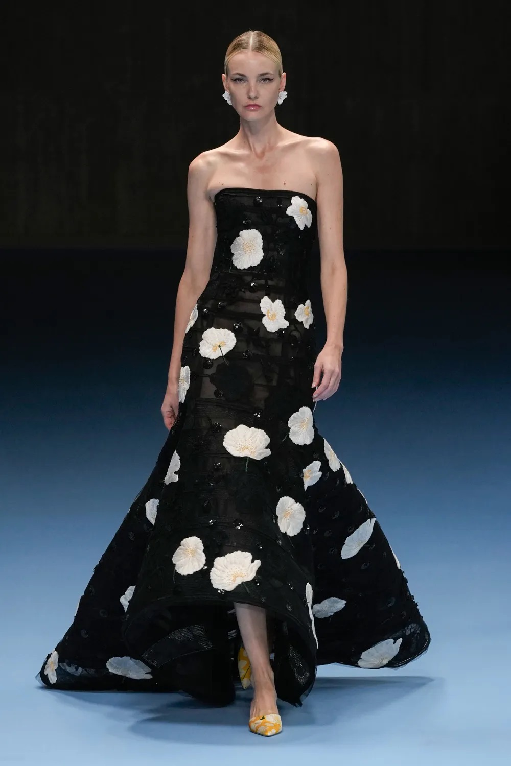 Carol Trentini para Carolina Herrera SS25 2 Desfile Carolina Herrera verão 2025