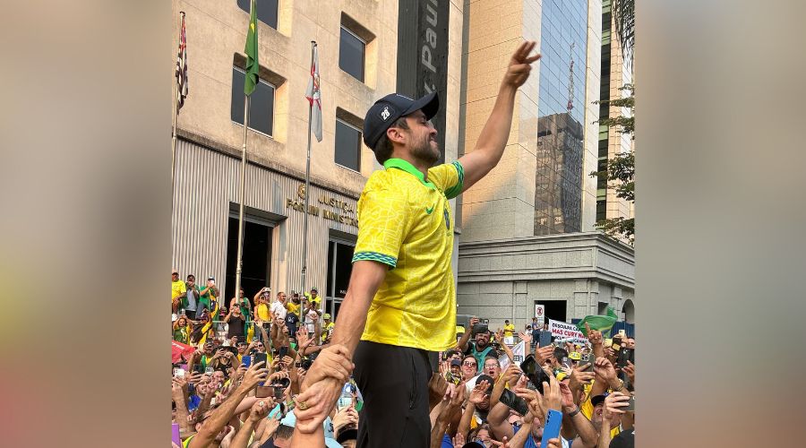 Coach estava em agenda internacional e chegou de helicóptero na avenida Paulista