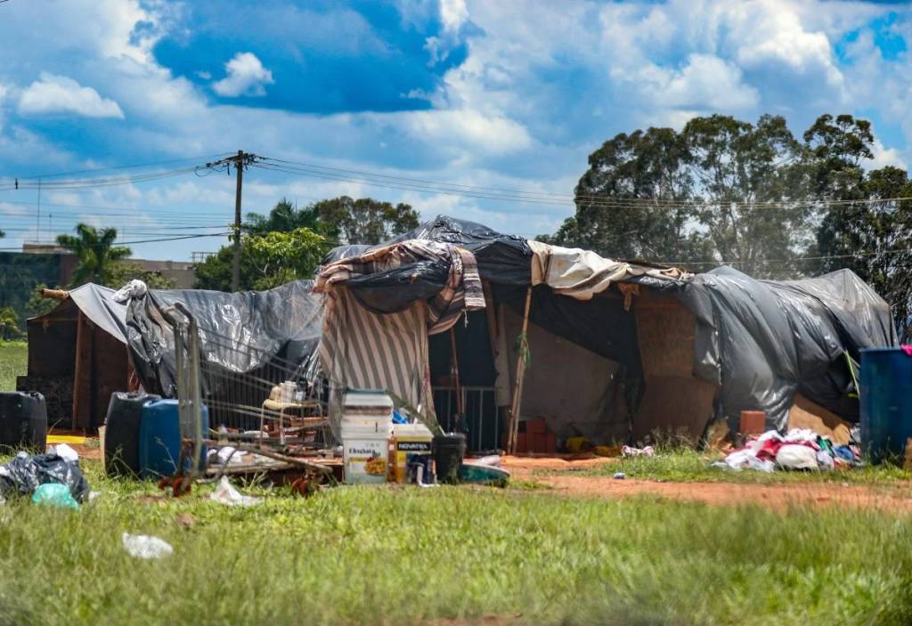 Mais de 160 mil brasileiros vivem em moradias improvisadas, como tendas