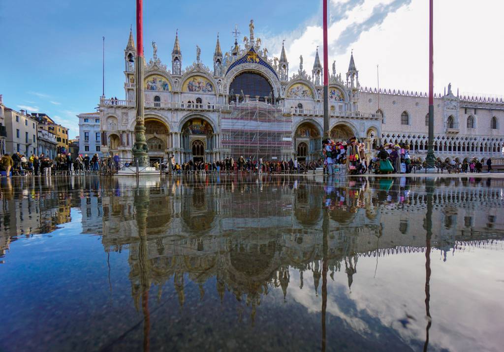 GettyImages-1245126296.jpg NÍVEL DO MAR - Veneza inundada: uma cena cada vez mais comum na cidade