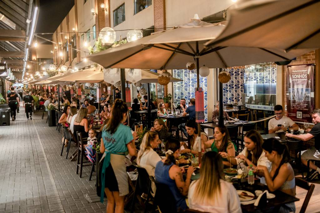 The ‘Dubai of Brazil’ Is a Bet on a Future that Only Goes Up LOTAÇÃO - Restaurante cheio em Camboriú (SC): o aumento do emprego e da renda estimula o consumo