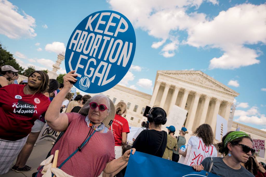 Pro-abortion and anti-abortion protesters confronted on 2nd anniversary of high court’s abortion ruling in D.C. PONTO PARA ELA - Protesto contra a restrição do acesso ao aborto: a ruidosa decisão prejudicou os republicanos