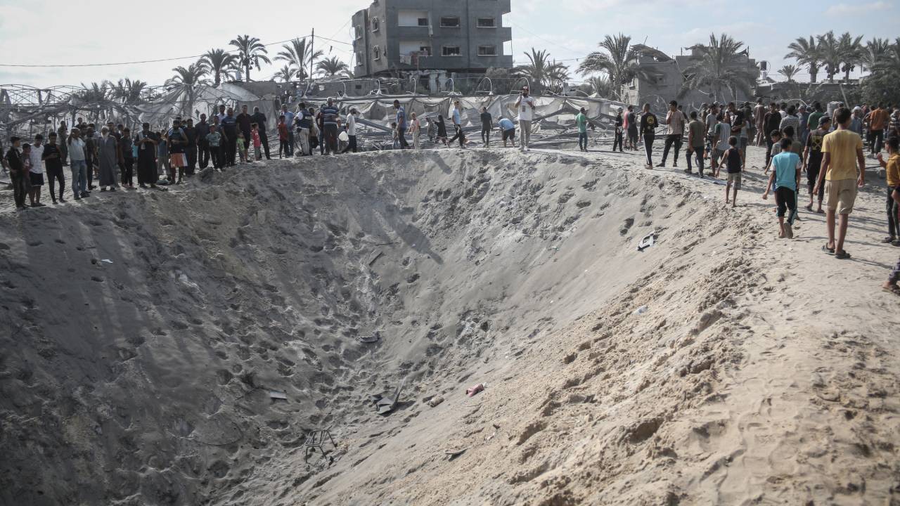 Palestinos observam a destruição em campo humanitário na manhã de terça-feira, 10 de setembro de 2024