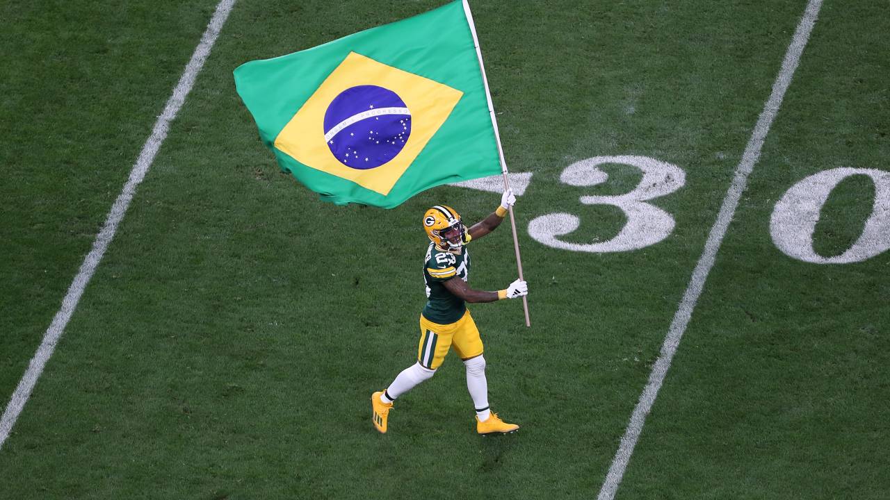 .SAO PAULO, BRAZIL - SEPTEMBER 06: Jaire Alexander #23 of the Green Bay Packers runs onto the field with the Brazilian flag prior to a game against the Philadelphia Eagles at Arena Corinthians on September 06, 2024 in Sao Paulo, Brazil. (Photo by Wagner Meier/Getty Images)
