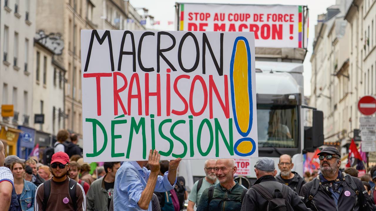 Capitaneadas pela Nova Frente Popular (NFP), que congrega os socialistas e os verdes, 110 000 pessoas protestaram, em Paris e diversas outras cidades, contra a nomeação do conservador Michel Barnier