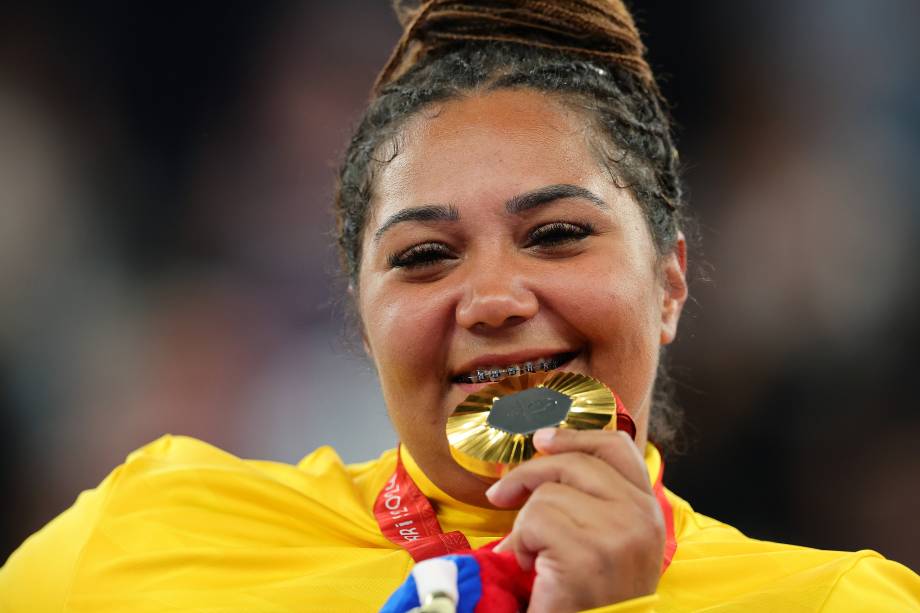 Tayana Medeiros, do halterofilismo, morde sua medalha de ouro - 08/09/2024