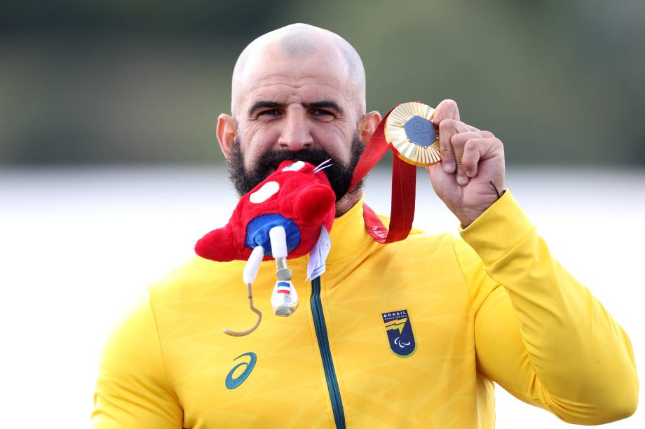 O canoísta Fernando Rufino com a medalha de ouro na canoagem, a última conquistada pelo Brasil em Paris - 08/09/2024