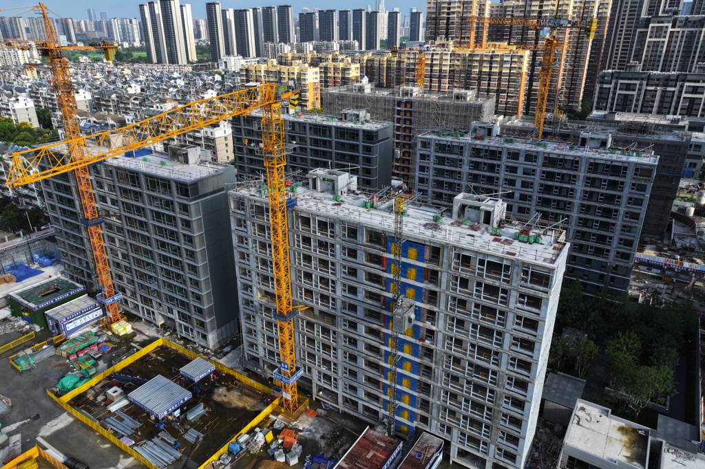 GettyImages-2171586482.jpg Canteiro de obras na China: o crescimento não virá mais dos imóveis e da infraestrutura por lá