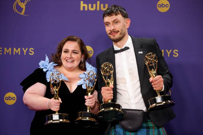 bebê rena Jessica Gunning e Richard Gadd, de 'Bebê Rena', no Emmy 2024