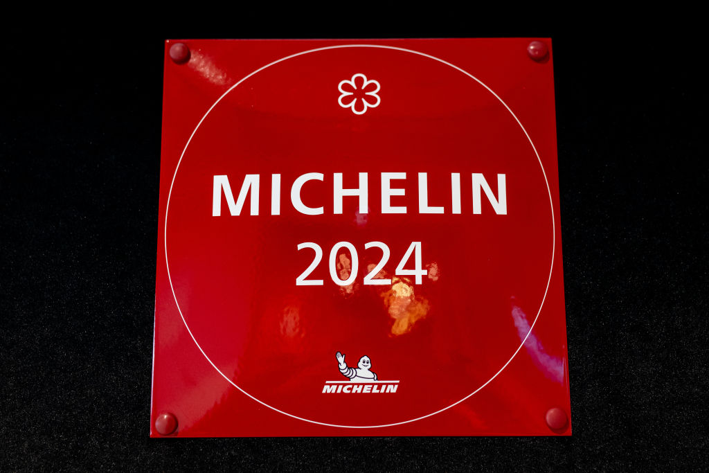 Placa indica que o restaurante em questão recebeu uma estrela do prestigioso Guia Michelin -