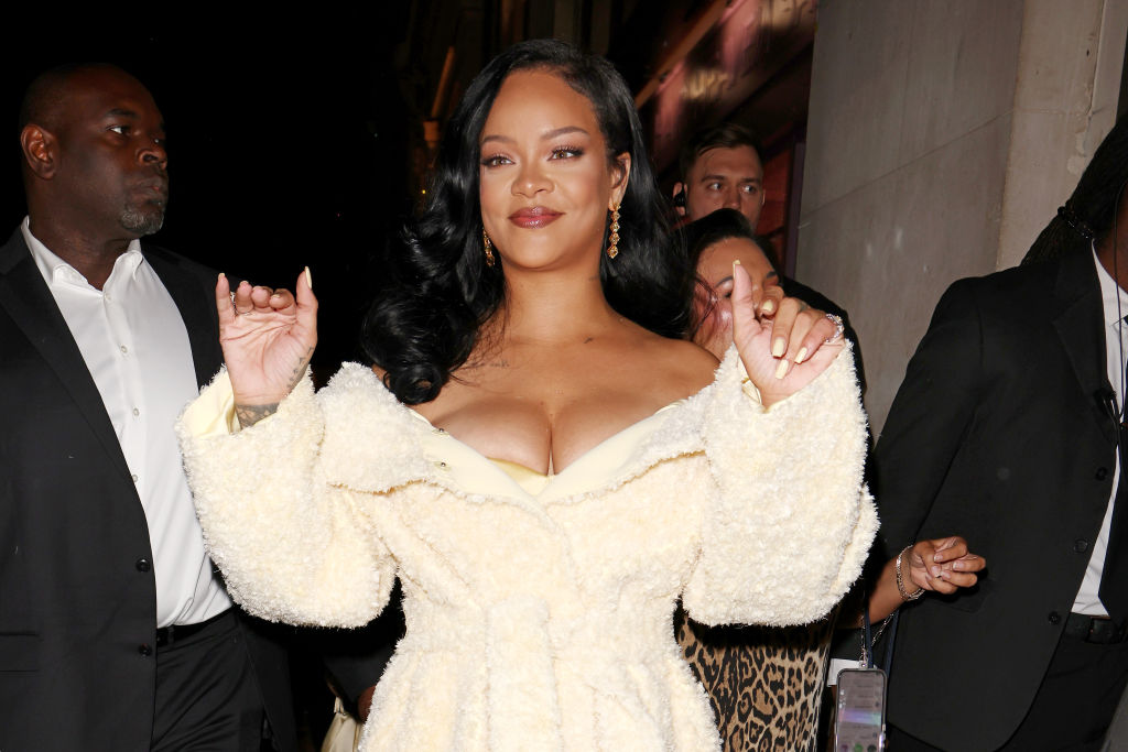 De salto alto e com joias: Rihanna elevou roupão a look de festa
