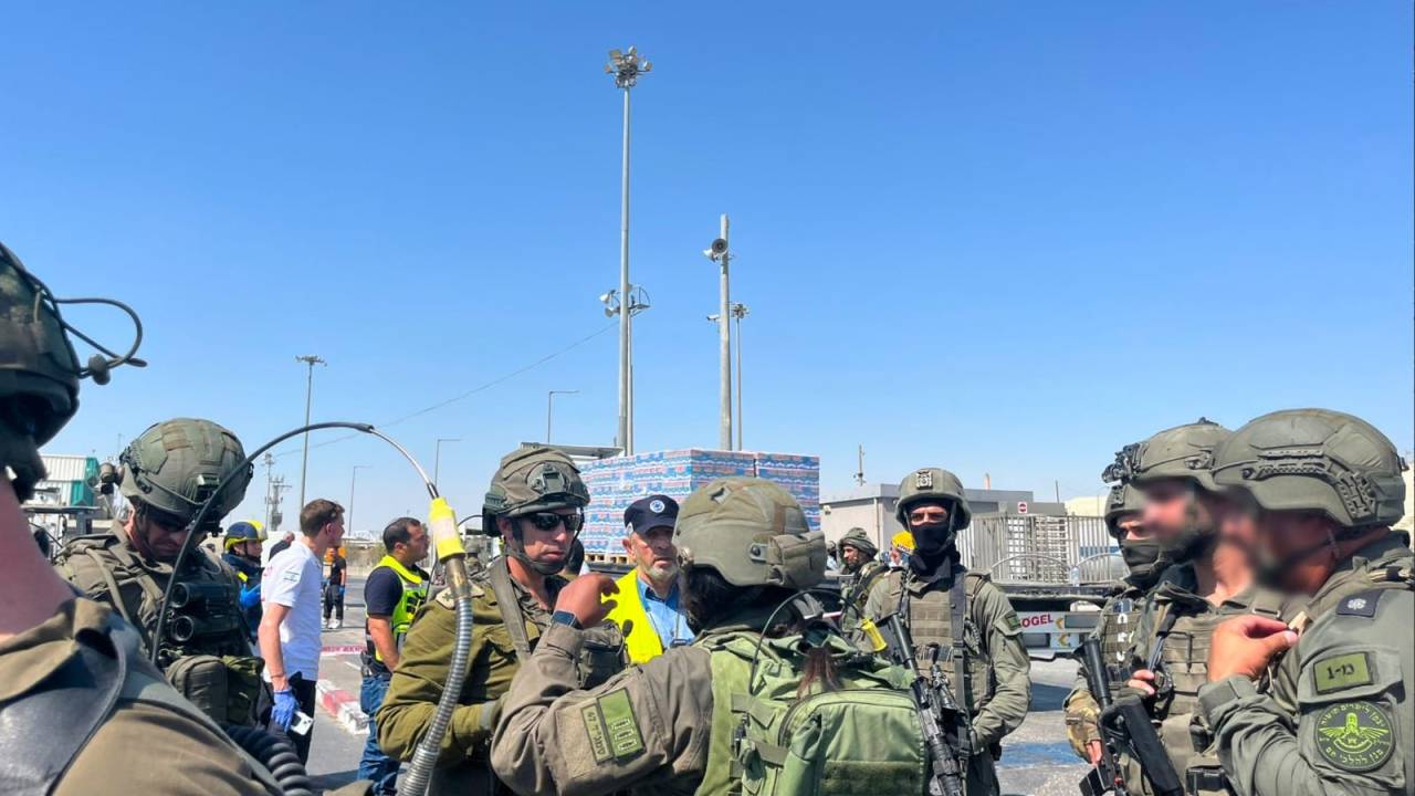 Membros das Forças de Defesa de Israel (IDF) nas imediações da Ponte Allenby, onde civis foram mortos a tiros