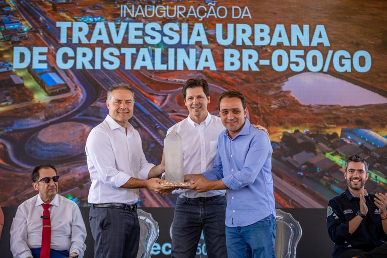O ministro dos Transporter, Renan Filho, o vice-governador de Goiás, Daniel Vilela, e representante da Eco50.
