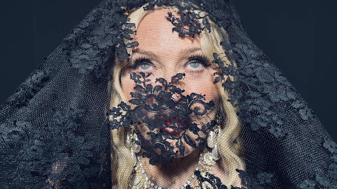 RAINHA DA MODA: Madonna de véu preto no desfile da Dolce & Gabanna, em que foi homenageada