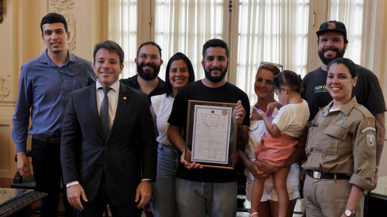 Diego Mendes, na companhia da família e amigos, recebe homenagem do presidente da Câmara, Carlo Caiado