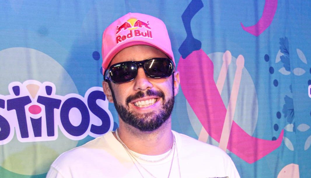 O surfista Pedro Scooby -