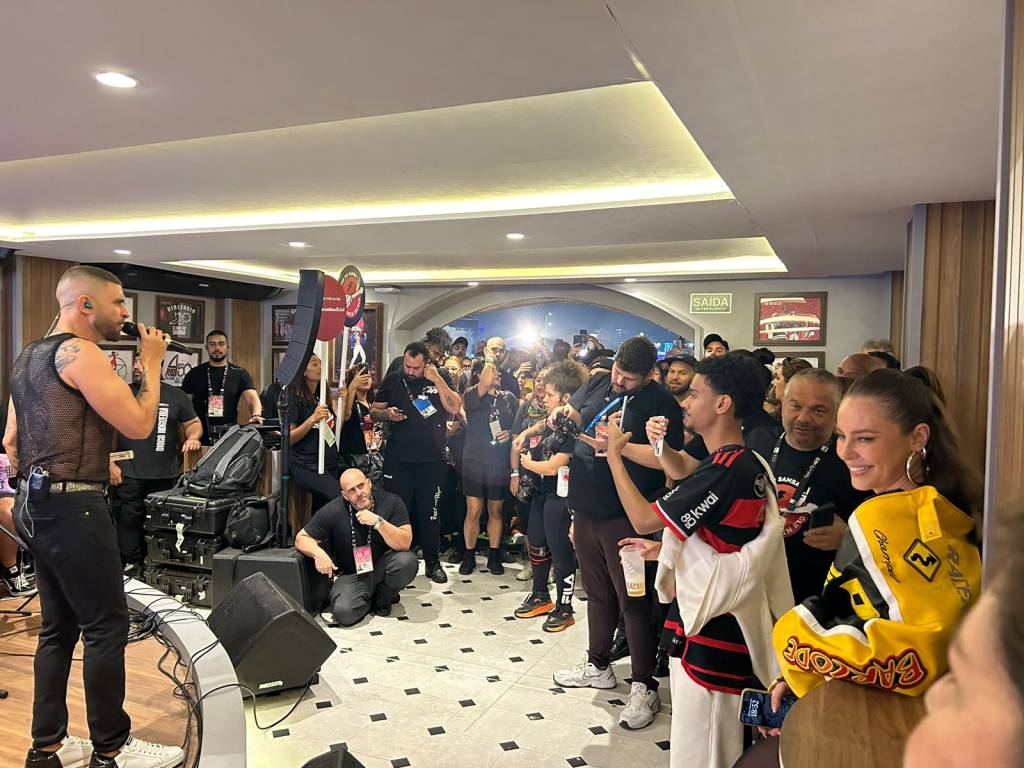 Paolla Oliveira curte show de Diogo Nogueira no Rock in Rio