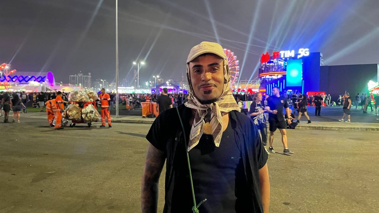 Allan Lacerda é adepto da moda do lenço na cabeça