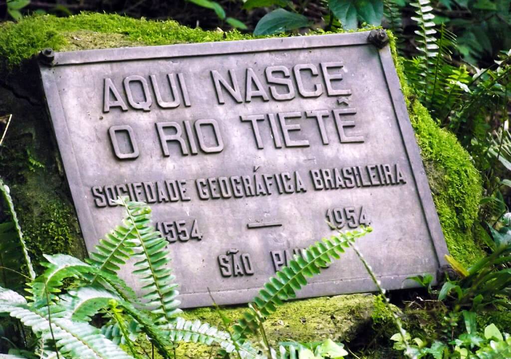 Placa instalada no local onde fica a nascente do Rio Tietê, em Salesópolis (SP).